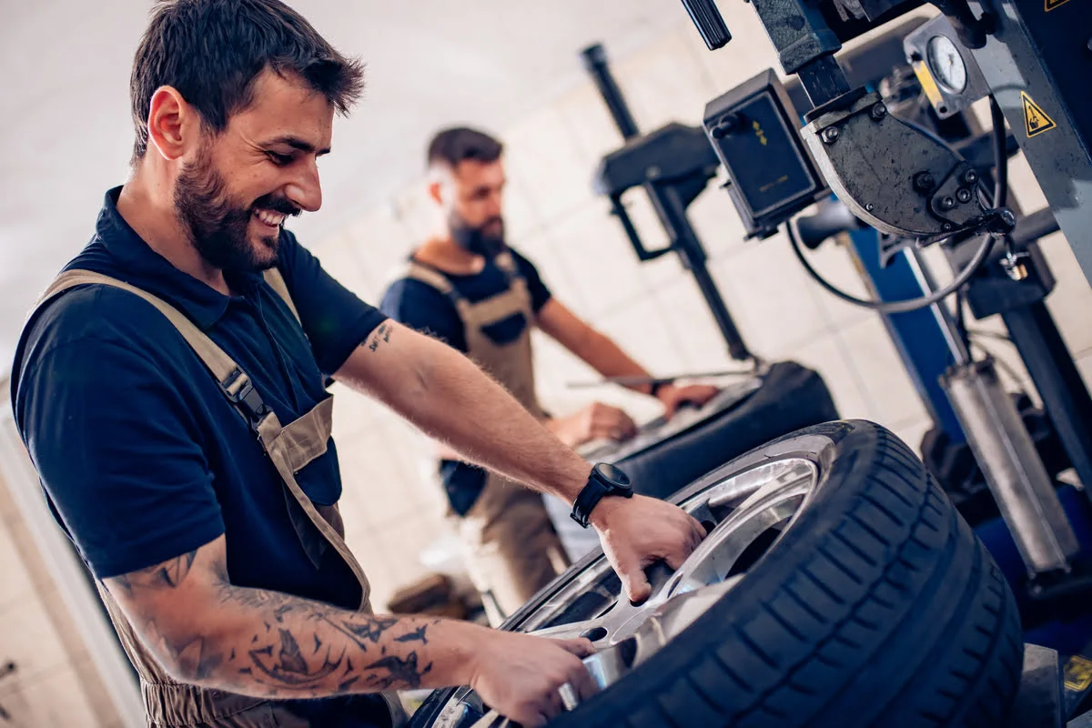 Reifenservice: Radwechsel, Reifenmontage, Auswuchten, Reifenreparatur und viel mehr